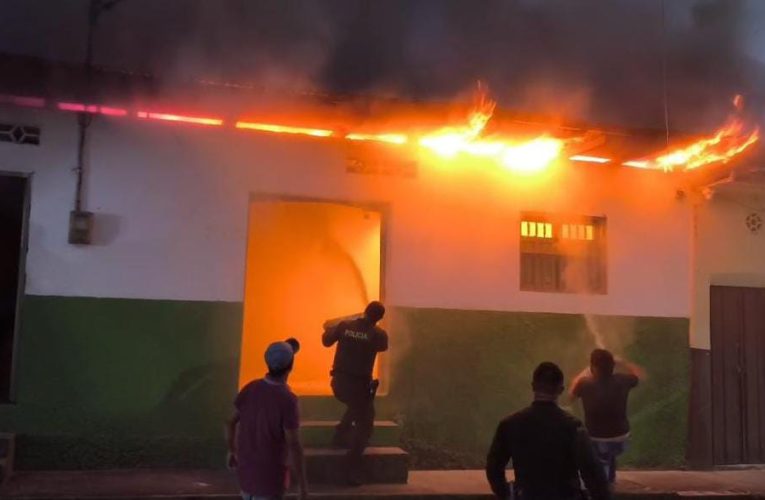EN EL MUNICIPIO DE DOLORES, POLICÍA TOLIMA APOYA CONTROL DE INCENDIO EN EL BARRIO LA PAZ