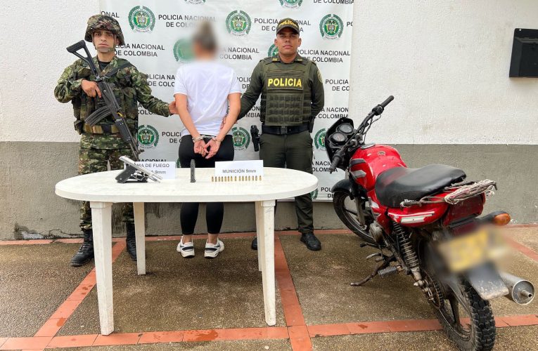 EN ATACO, EJÉRCITO NACIONAL Y POLICÍA TOLIMA LOGRARON LA CAPTURA DE UNA MUJER, ASÍ COMO LA INMOVILIZACIÓN DE UNA MOTOCICLETA Y LA INCAUTACIÓN DE UN ARMA DE FUEGO.