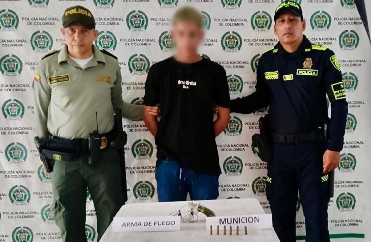 MOMENTOS EN QUE UN SUJETO CONOCIDO COMO “BLEESED” SE ENCONTRABA EN LA SALA DE ESPERA DE LA TERMINAL DE TRANSPORTES DE EL ESPINAL, FUE CAPTURADO POR LA POLICÍA TOLIMA ESTA PERSONA, A QUIEN SE LE HALLÓ AL INTERIOR DEL EQUIPAJE UN REVÓLVER CON MUNICIÓN SIN PERMISO PARA PORTE O TENENCIA.