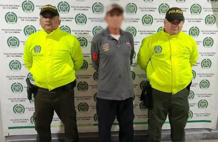 EN DESARROLLO DE LA OPERACIÓN “TSUNAMI” SIJIN DE LA POLICÍA TOLIMA LOGRO LA CAPTURA DE “CARLOS” REQUERIDO POR EL DELITO DE HOMICIDIO AGRAVADO. EL CAPTURADO FUE ENVIADO A CENTRO CARCELARIO CON EL FIN DE CUMPLIR UNA CONDENA DE CERCA DE 26 AÑOS DE PRISIÓN.
