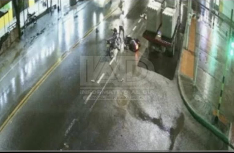 En vídeo quedó registrada la caida que sufrió una joven motociclista en Girardot